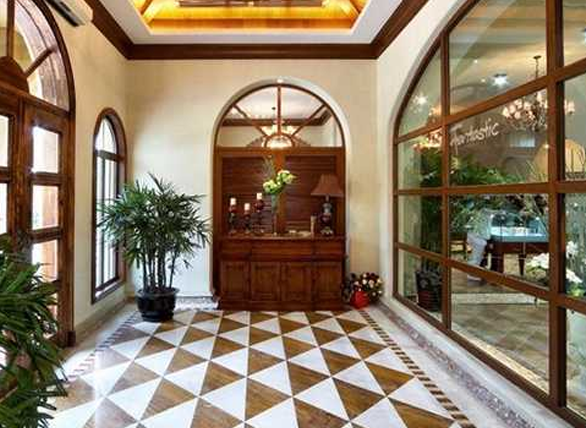 酒店復(fù)古實(shí)木門窗